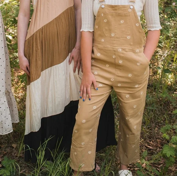 Storia - The Daisy Overalls (Tan Overalls with White Floral Design) - Picture 3 of 5